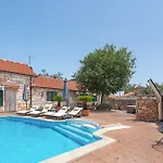 Amazing In Najevi With Wifi Dograde