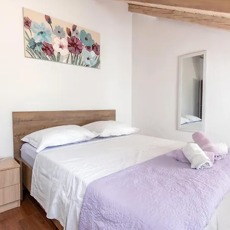 Amazing In Najevi With Wifi Holiday home Dograde
