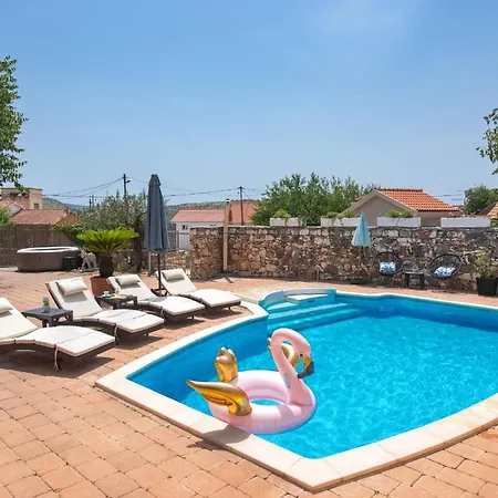 In Najevi With Private Swimming Pool, Be Inside Or Outside Feriehus *