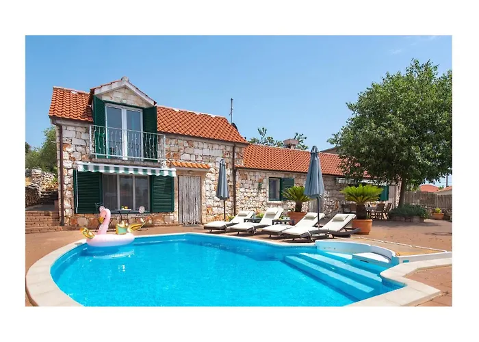 Hébergement de vacances Amazing In Najevi With Wifi *
